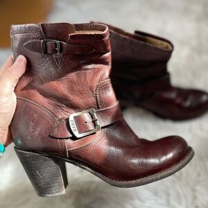 Frye Karla Engineer Heeled Ankle Boots Brown Red Leather Back Zip Size